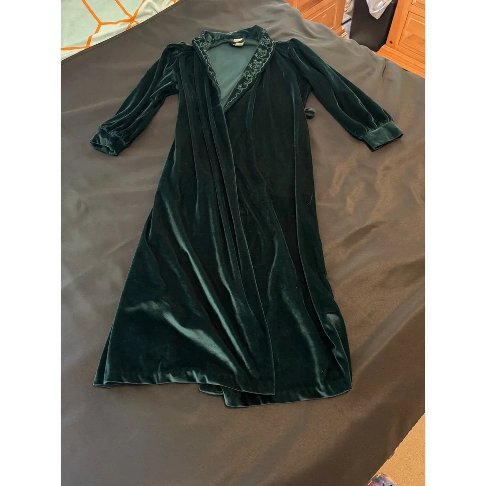 Amanda Stewart Intimates Green Velvet Embroidered Robe Shawl Collar Small 18251